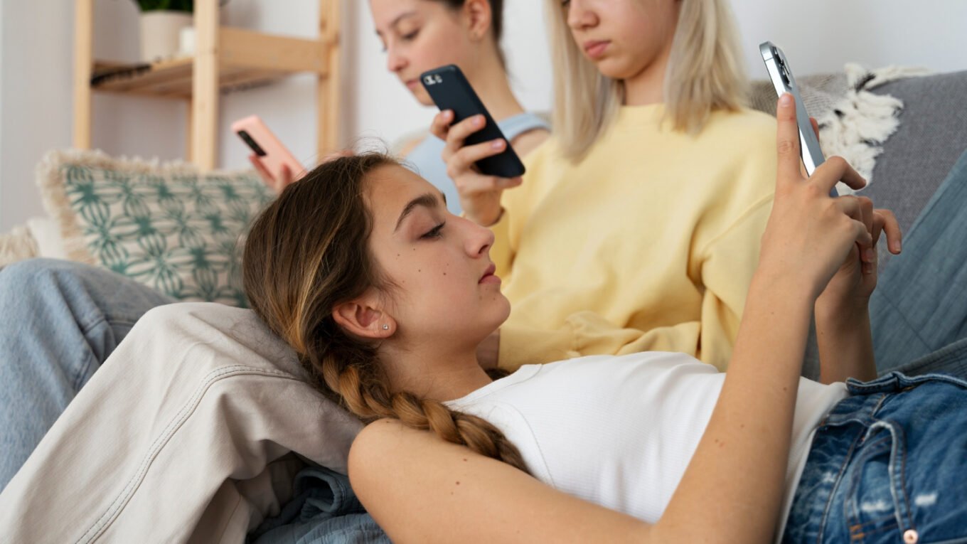O impacto das redes sociais na indústria do sexo: Uma análise dos aspectos legais e sociais